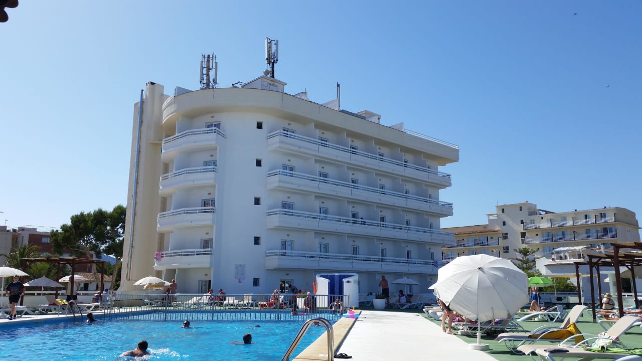 Poolanlage mit Hotel Hotel BelleVue Belsana