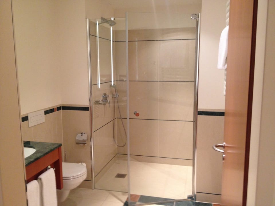 Große begehbare Dusche ATLANTIC Hotel Wilhelmshaven
