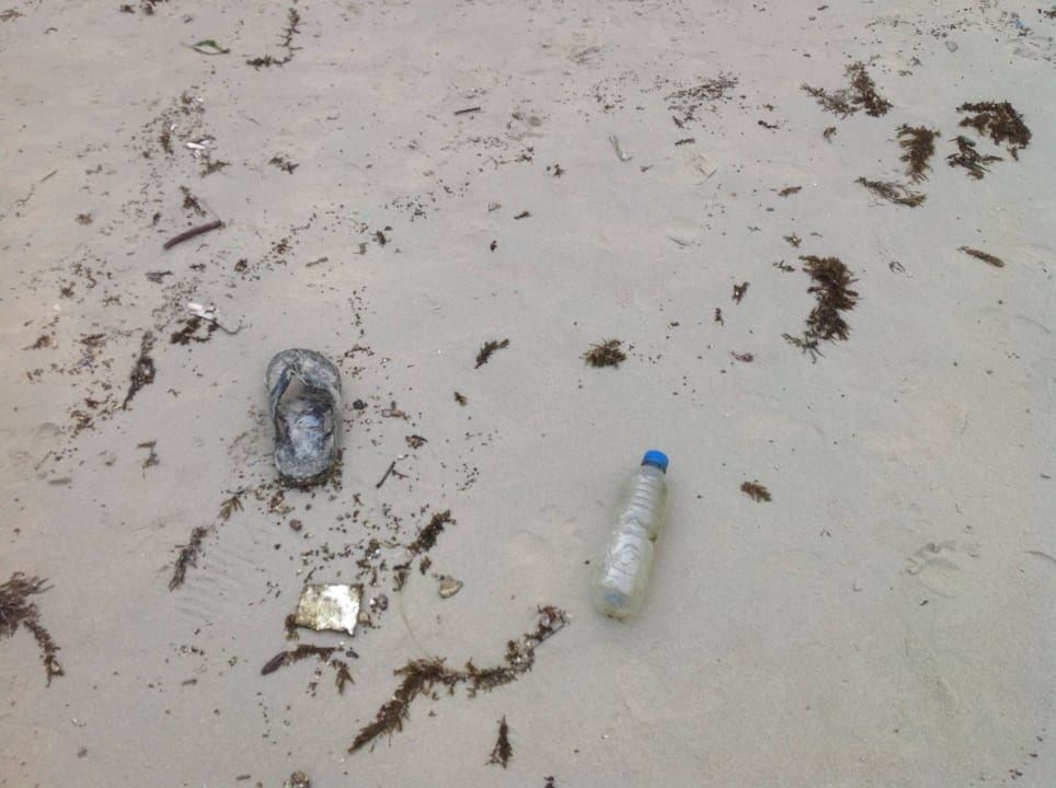 Strand voller Plastikmüll Crystal Bay Yacht Club Beach Resort