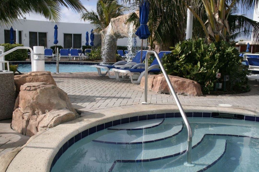 Jacuzzi & Pool Trump International Beach Resort