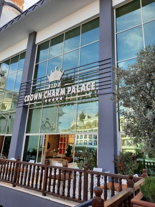 Lobby Well Palace Side