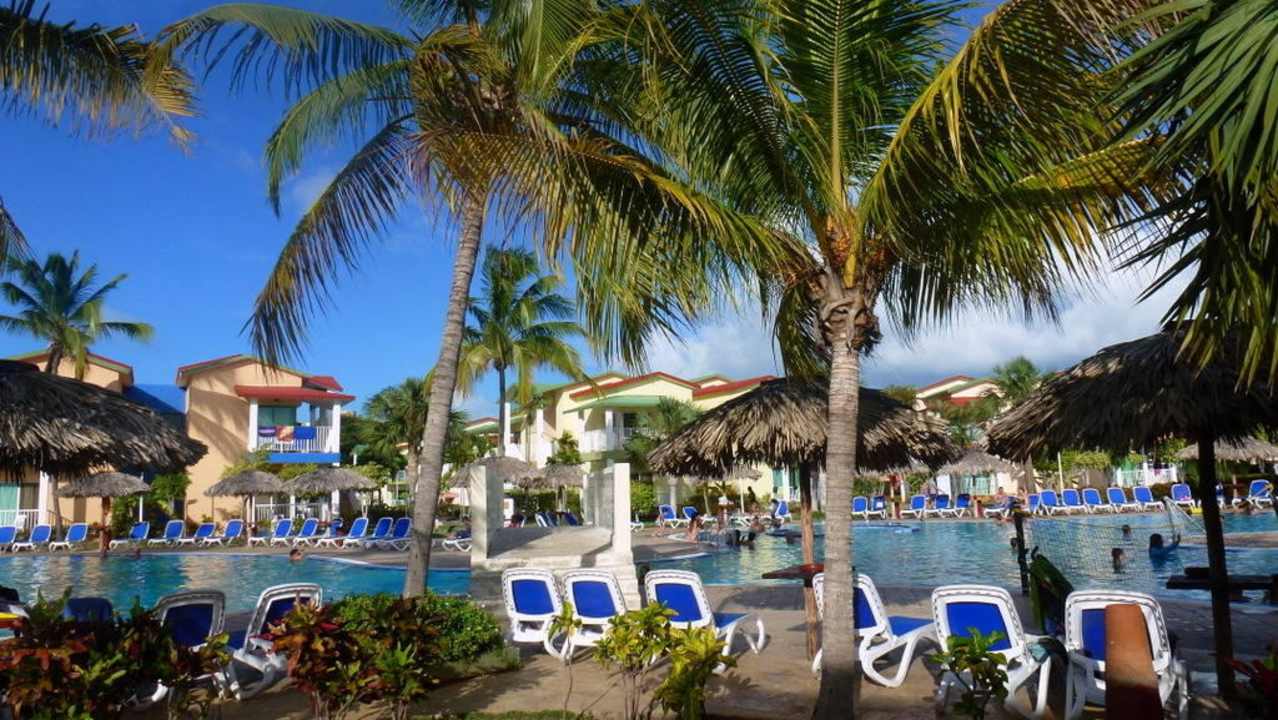 Hauptpool inmitten der Bungalows Iberostar Origin Taínos