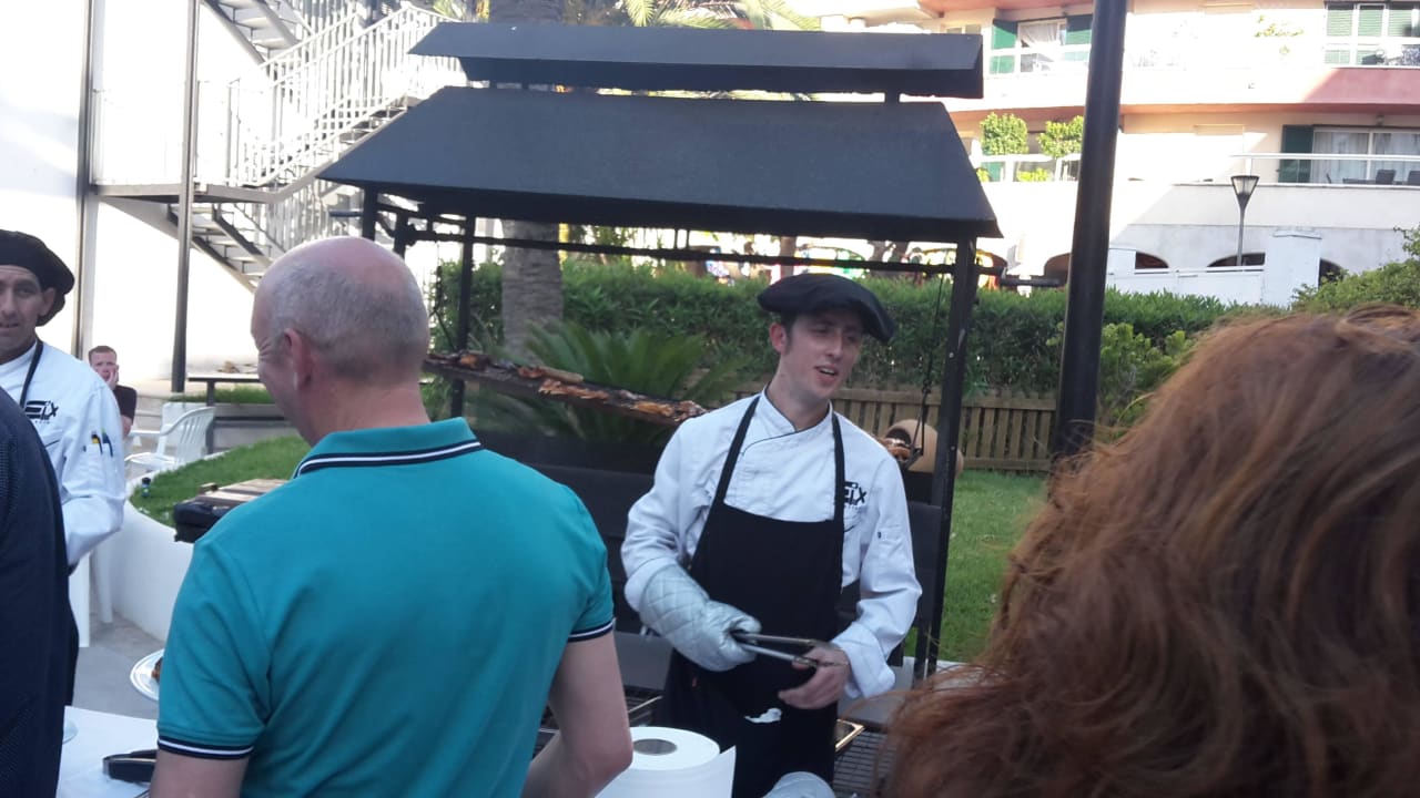 Barbecue im Garten Eix Alcudia Hotel