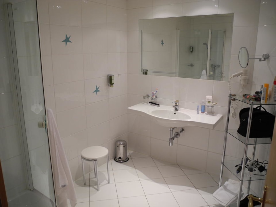 Sauber, hell & geräumig (keine Wanne) Juffing Hotel & Spa