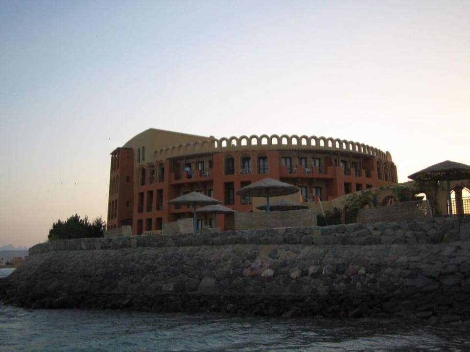 Hotel von außen bei der Lagunenfahrt Hotel Three Corners Ocean View prestige - Adults only