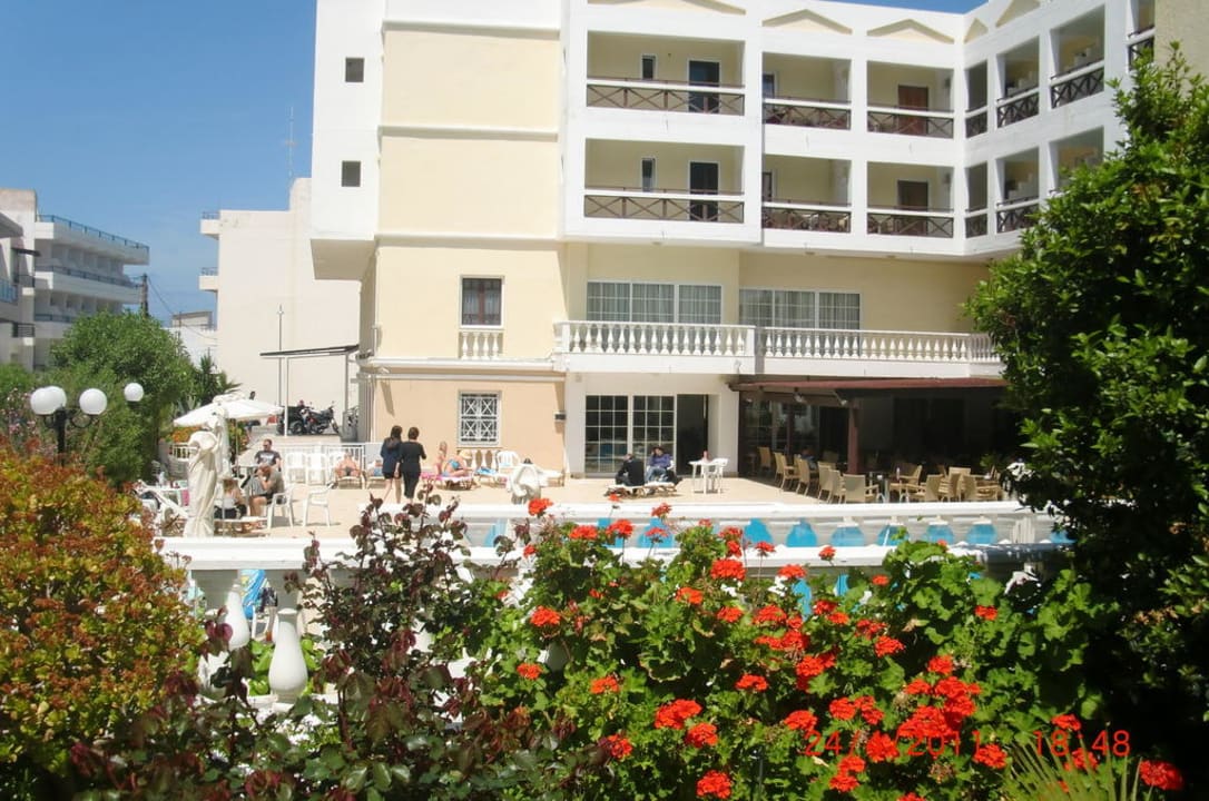 Blick von Gartenanlage auf grossem Pool Hersonissos Palace