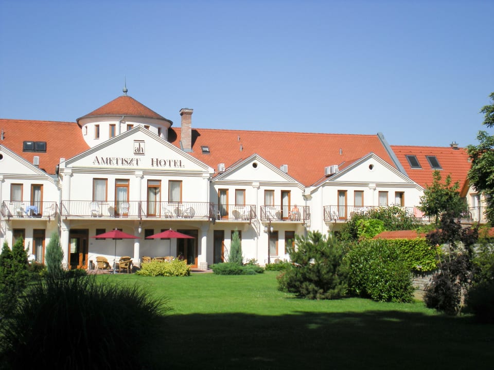 Hotelansicht von der Gartenanlage Hotel Ametiszt Harkány