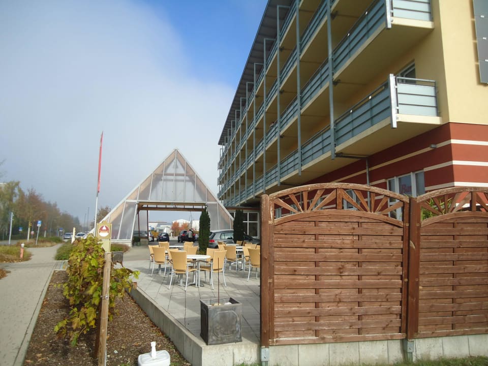 Blick auf den Haupteingang Kurhotel Pyramide