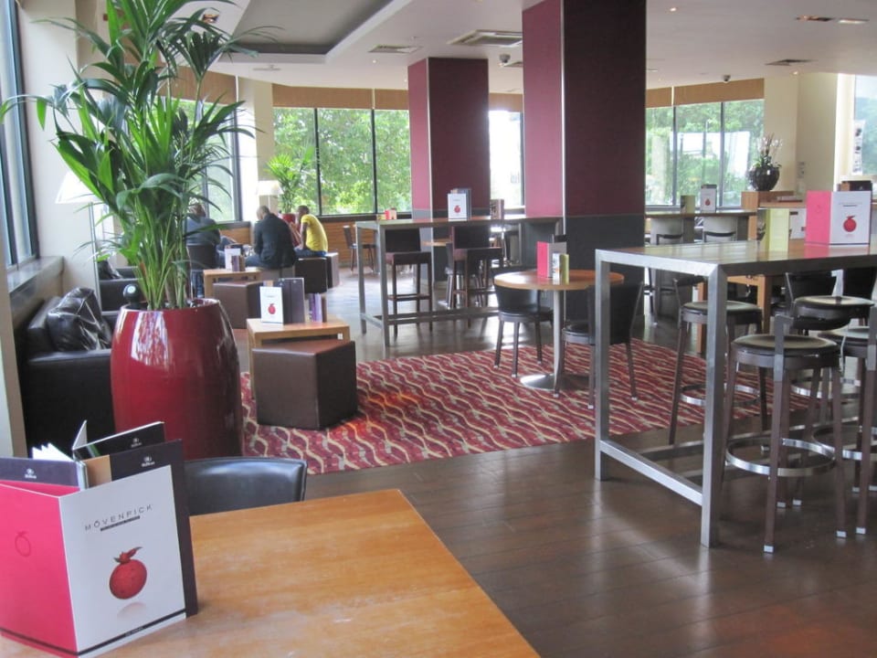 Bar bzw. Frühstücksraum bei Bedarf Hilton London Olympia