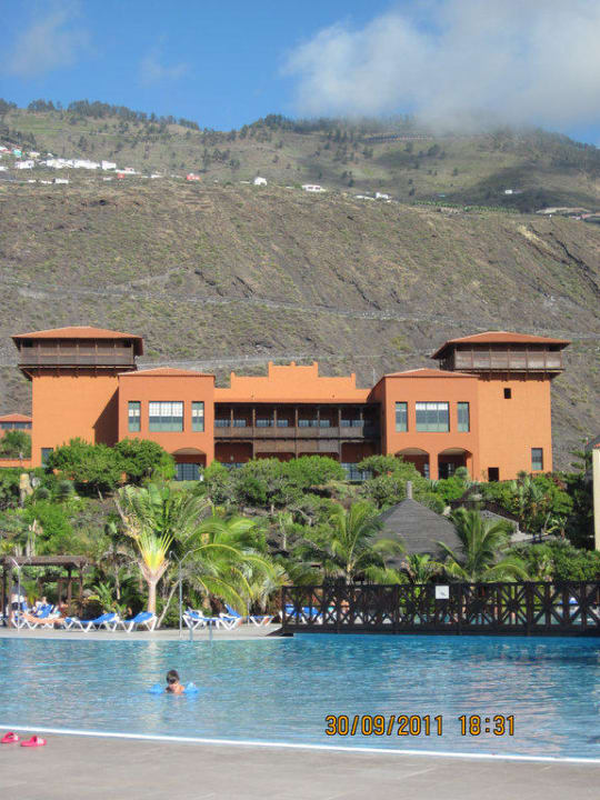 Hauptgebäude vom Pool aus gesehen La Palma Princess