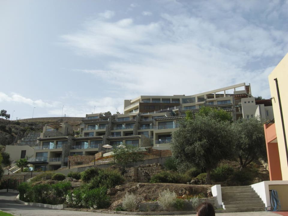 Blick vom Strand auf das Hotel Lindos Blu, Luxury Hotel & Suites - Adults only