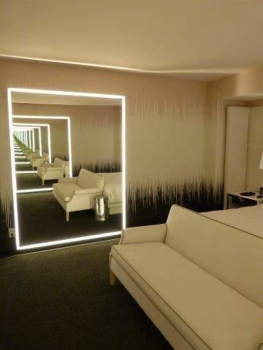 Spiegel lassen das kleine Zimmer grösser wirken Sahara Las Vegas