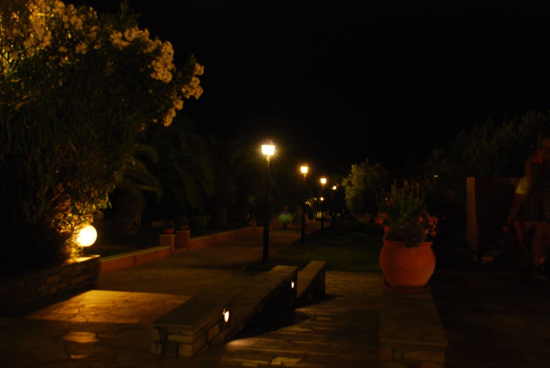 Weg zu den Bungalows Blue Dolphin Resort Hotel