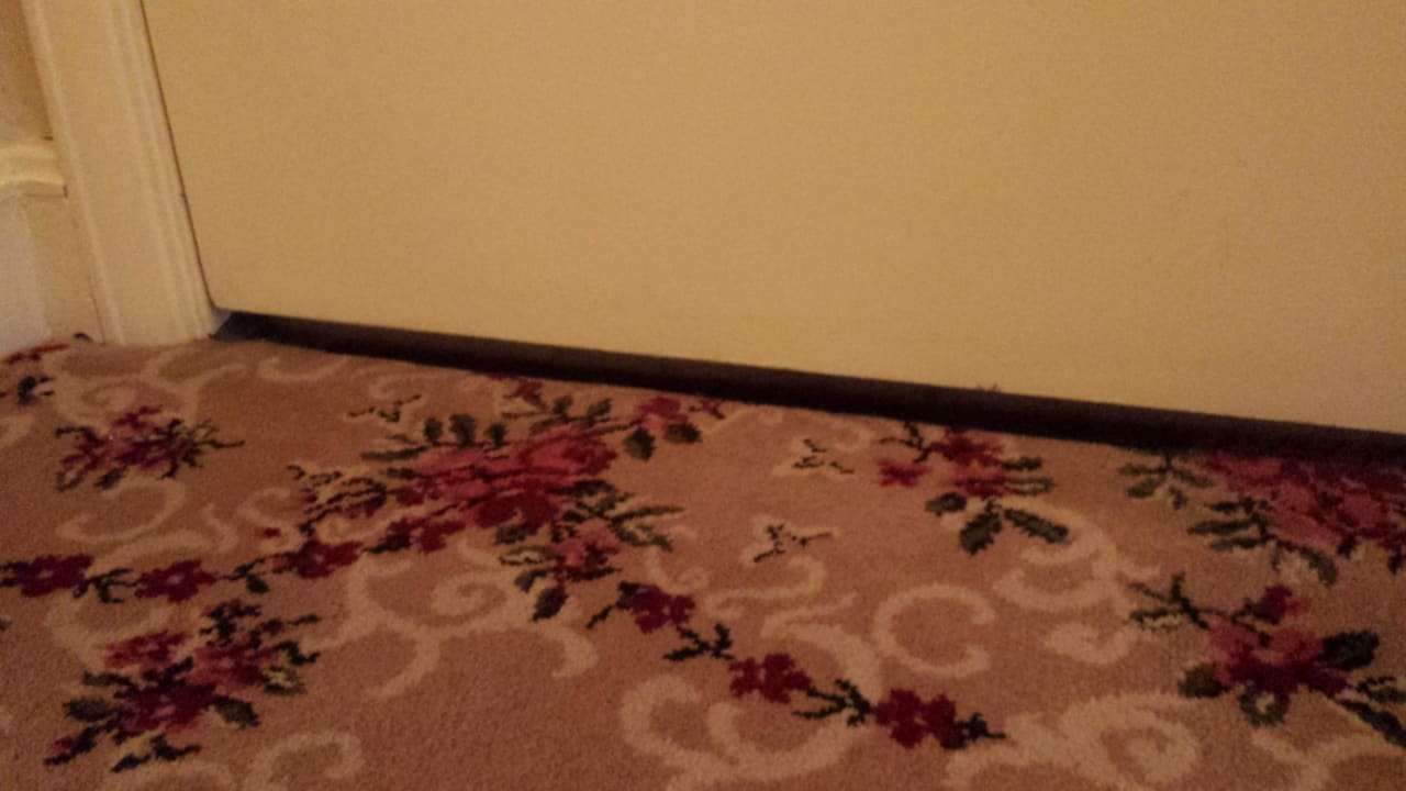 Gigantischer Spalt unter Türe in den Hotelflur The Waldorf Astoria New York