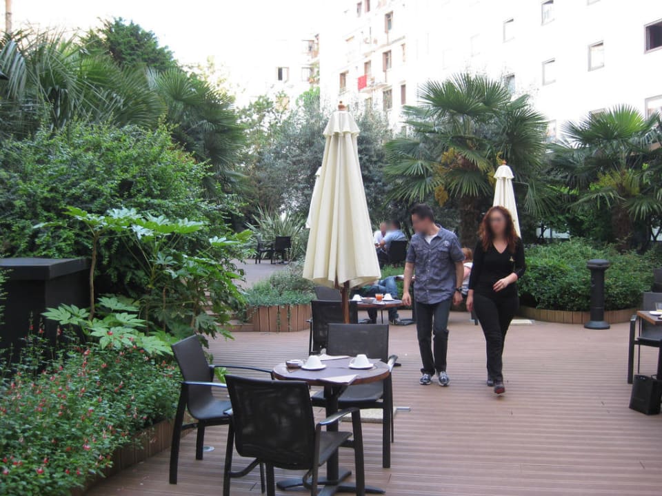 Innenhof Hotel Oceania Paris Porte de Versailles