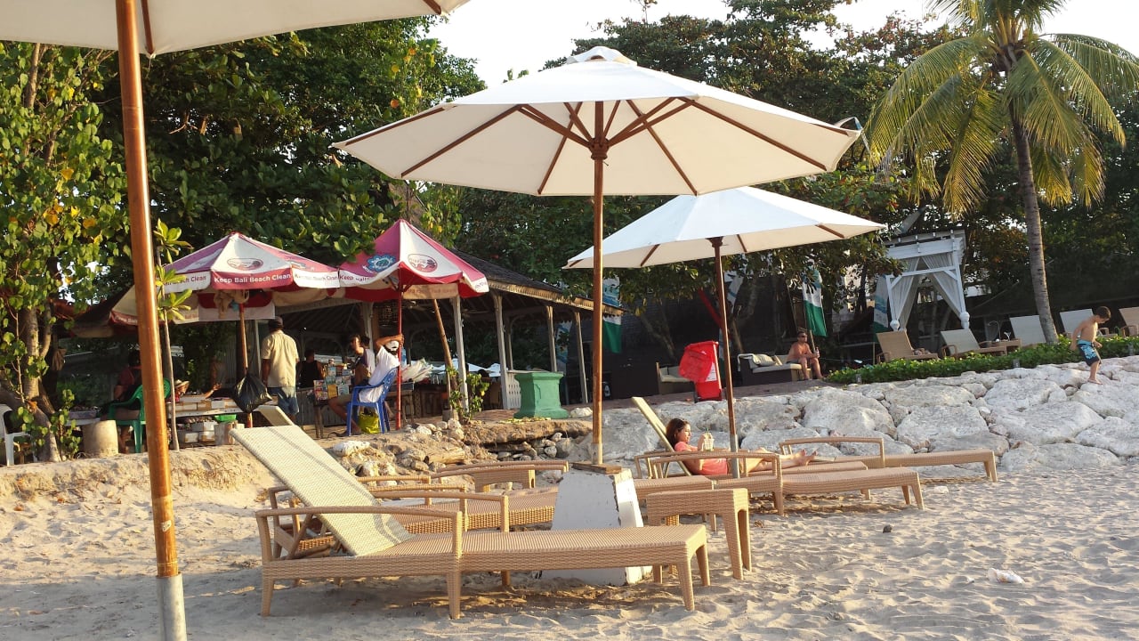 Liegen am Strand Bali Garden Beach Resort