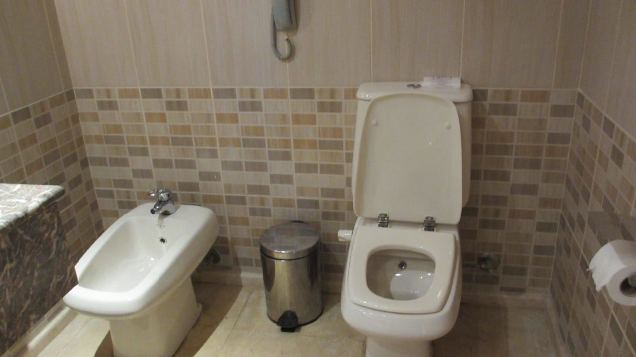 Туалетная комната AMC Royal Hotel & SPA