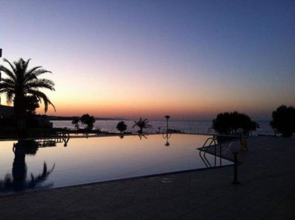 Blick auf Pool und Meer Hotel Ariadne Beach