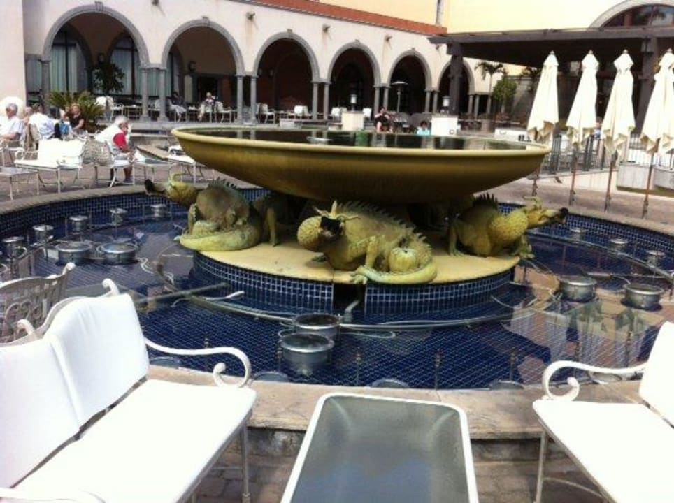 Einer von vielen spanischen Brunnen Lopesan Costa Meloneras, Resort & Spa