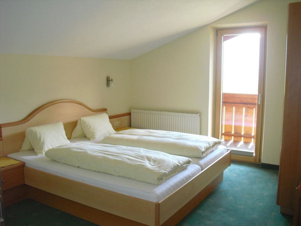 Schlafzimmer zur Südseite Ferienwohnungen am Matinesweg, Serfaus