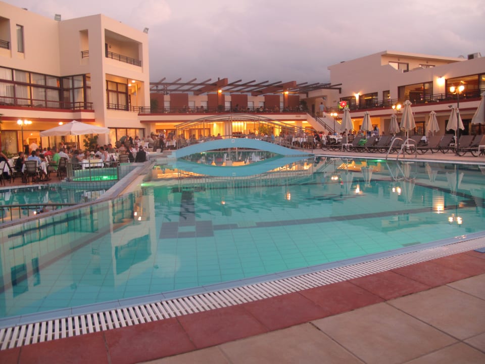 Pool Vantaris Palace