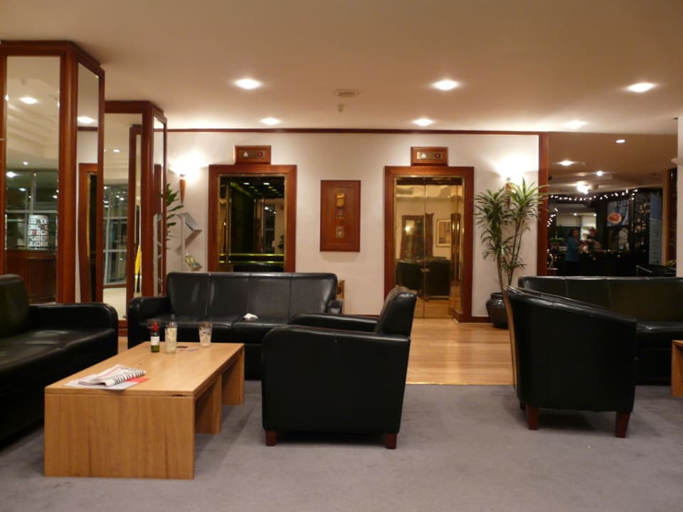 Lobby Hotel Tara Towers