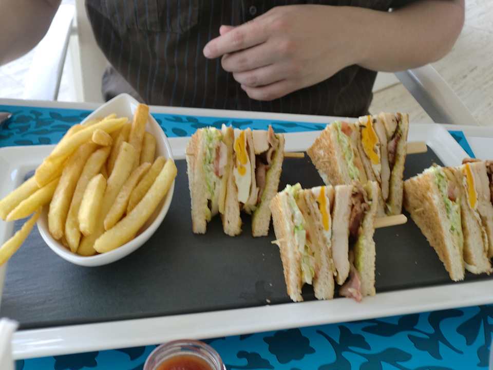 Essen am Pool ca. 13 EUR W Abu Dhabi - Yas Island