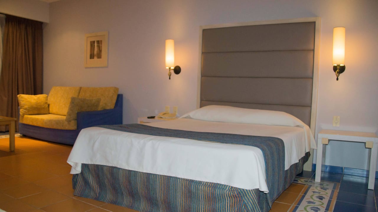 Sehr großes aber hartes Bett Memories Miramar Havana