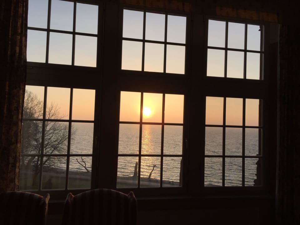 Sonnenaufgang durch das Fenster Seehotel Schloss Klink