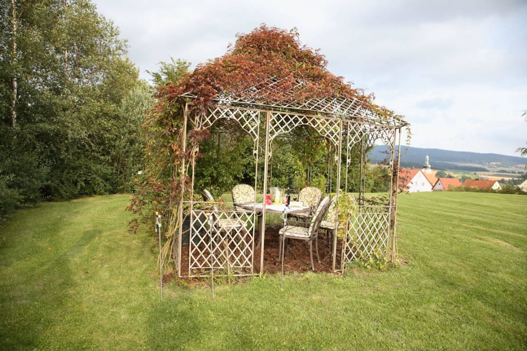 Rosenpavillon in voller Blüte ausZeit - Ihr Sybillenbad Gästehaus