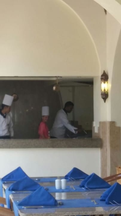 Madita durfte zum Frühstück immer helfen  Shams Alam Beach Resort