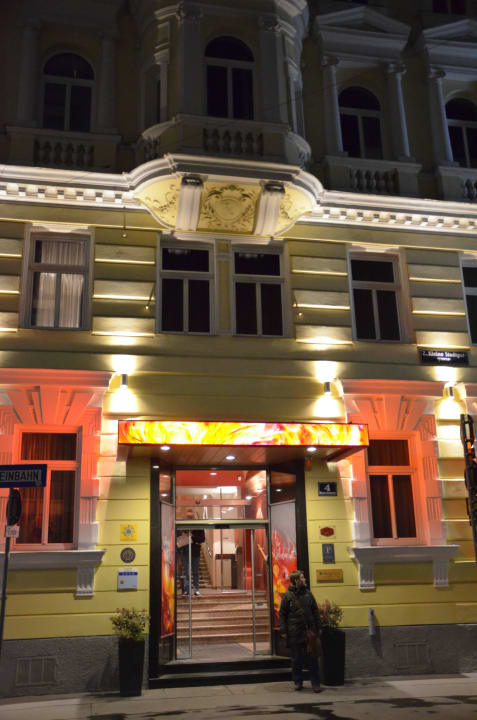 Frontansicht/ Eingang Hotel Der Wilhelmshof