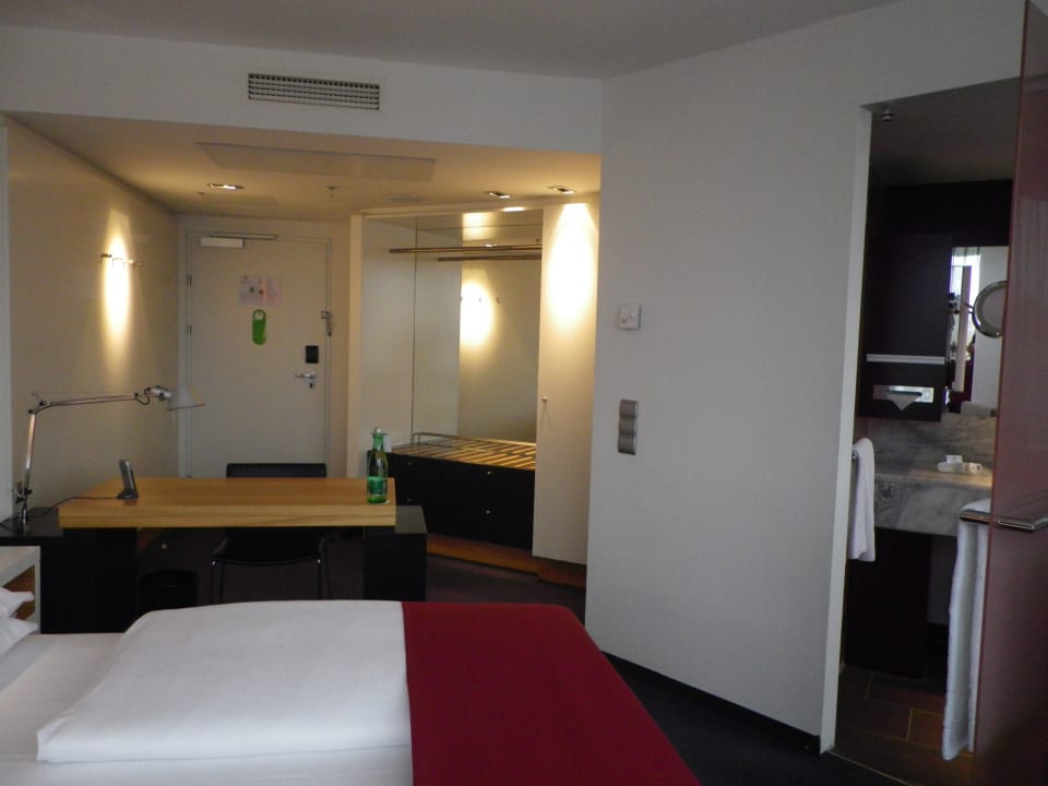 Blick zur Zimmertüre voco Villach