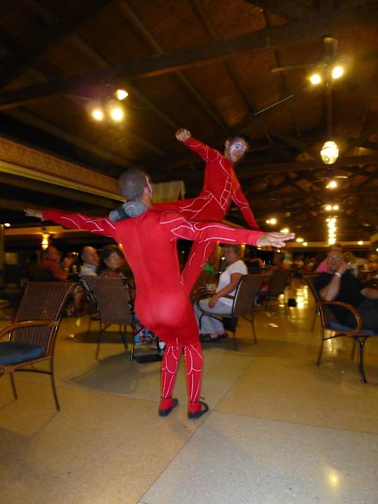 Akrobatik in der Lobby zwischen den Tischen Hotel Playa Pesquero