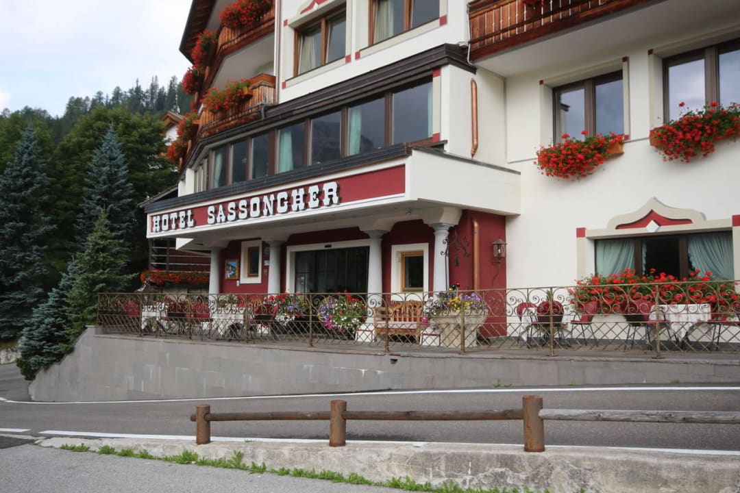 Hoteleingang Hotel Sassongher