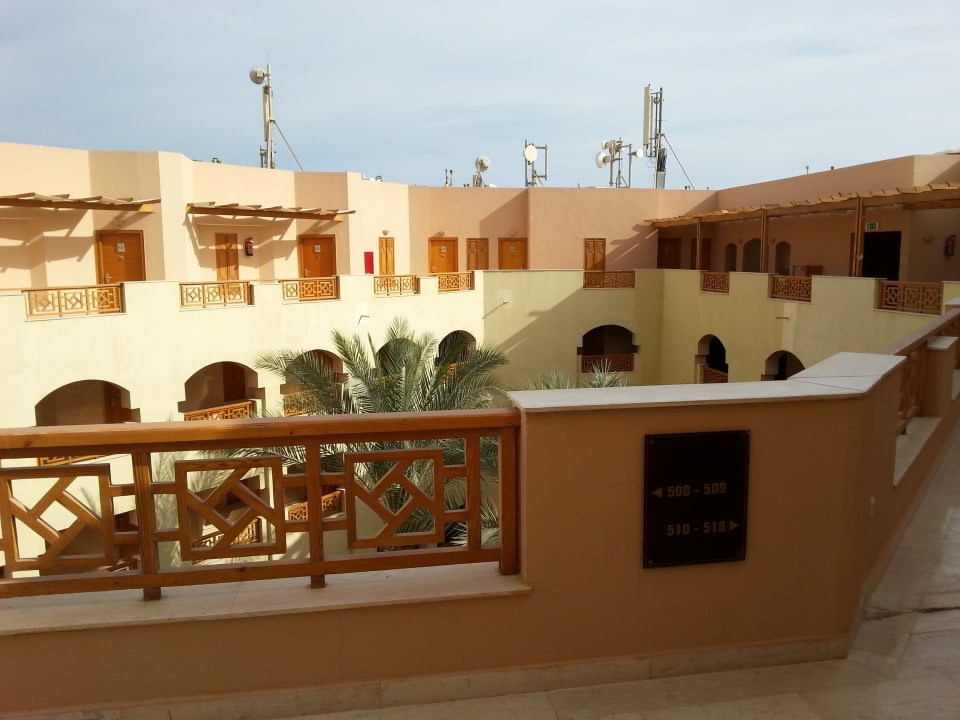 Der Rundgang im 5. Stock, innen befindet sich ein Palmengart Continental Hotel Hurghada