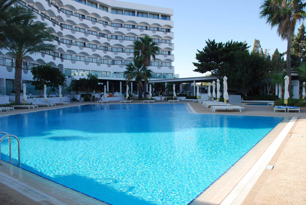 Swimming pool Crystal Springs Beach Hotel