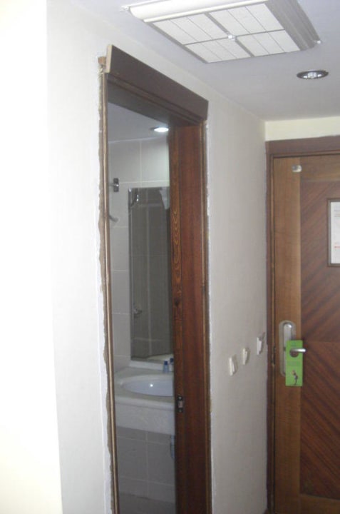 Türrahmen ist gerissen Falcon Hotel