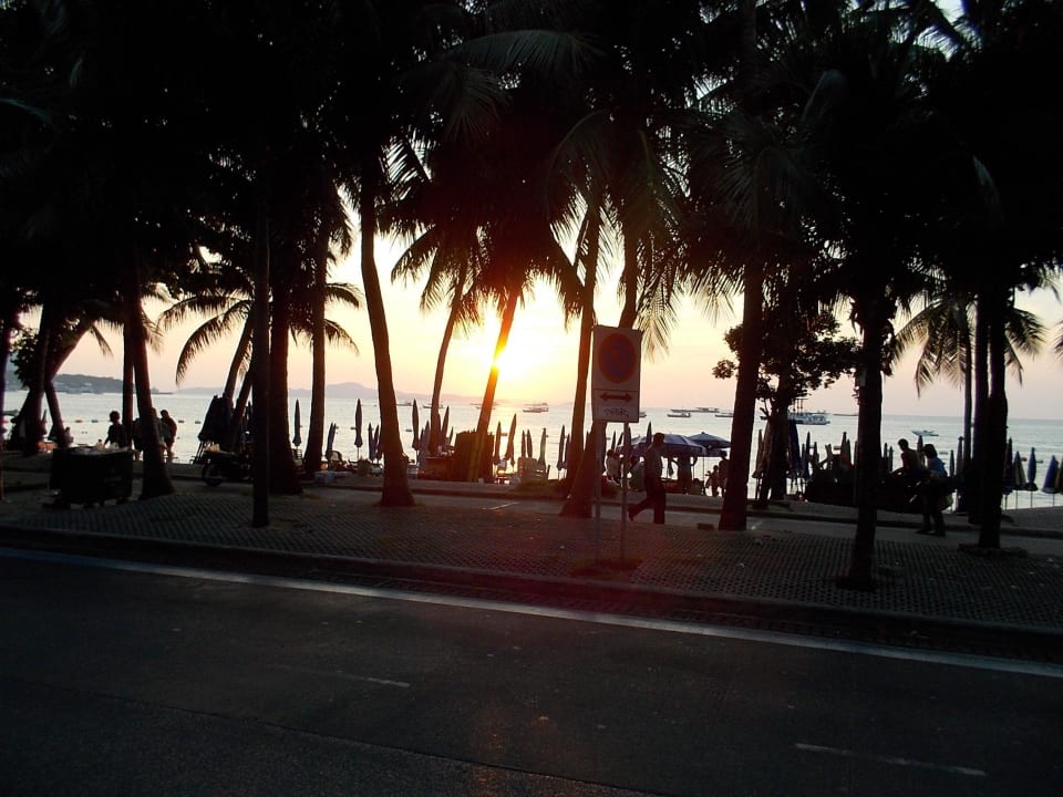 Před hotelem na straně u moře Basaya Beach Hotel & Resort