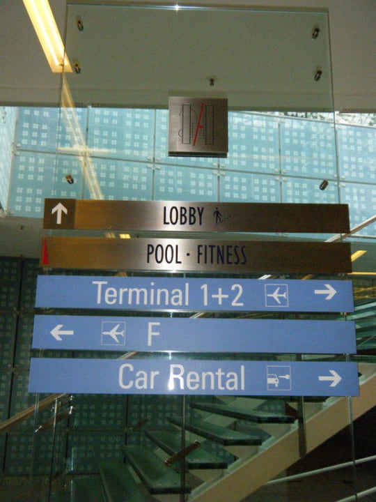 Wegweiser Hilton Munich Airport