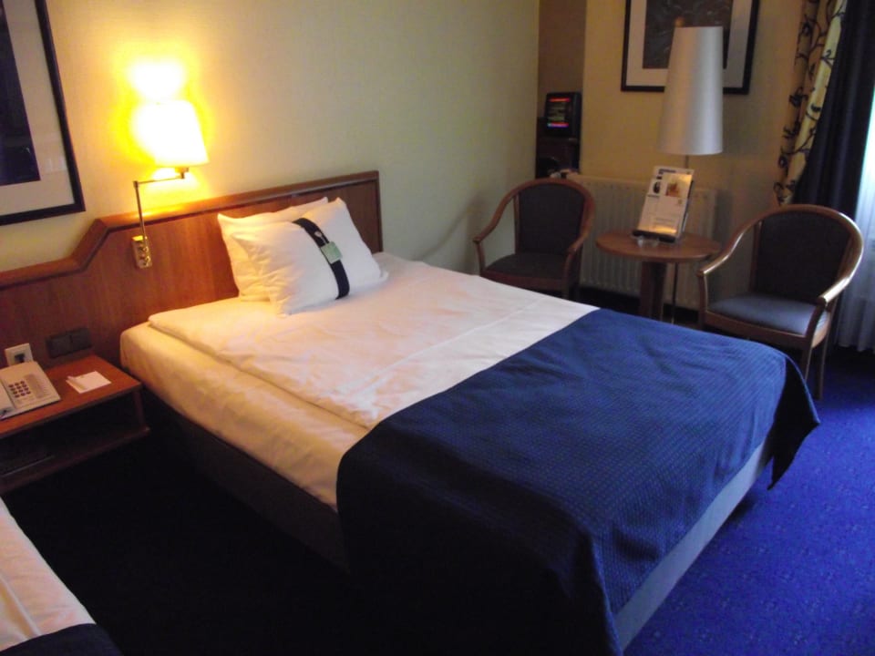 1 von 2 großen Betten Leonardo Hotel Hannover Airport