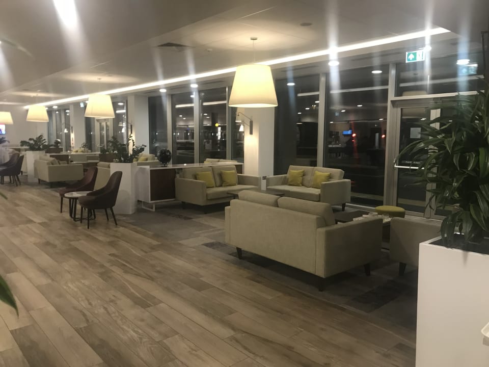 Lobby Hampton By Hilton London Stansted Airport