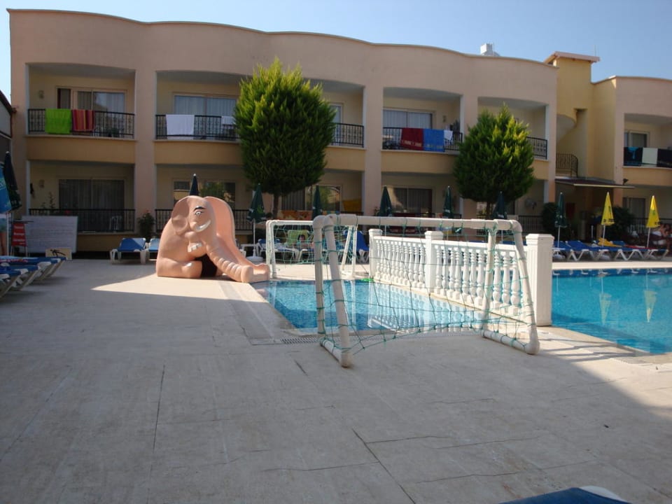 Blick von den Liegen auf das Hotelgebäude Sayanora Hotel