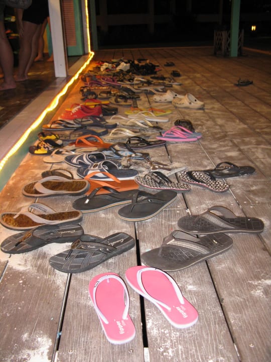 Schuhe der Gäste vor der Filmkulisse Hotel Laguna Redang Island Resort