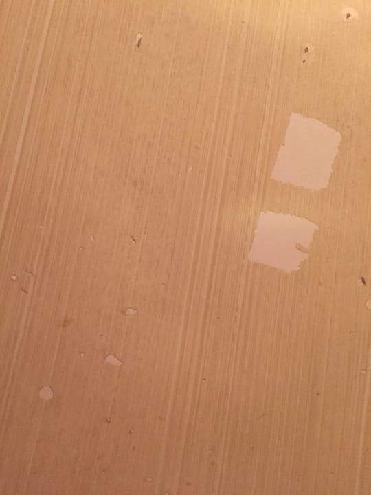 Tisch arg beschädigt Hotel Wyndham Garden Quedlinburg Stadtschloss