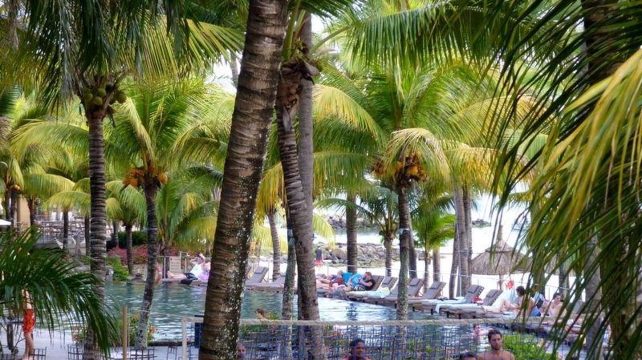 Vom Balkon über Pool auf Strand Mauricia Beachcomber Resort & Spa