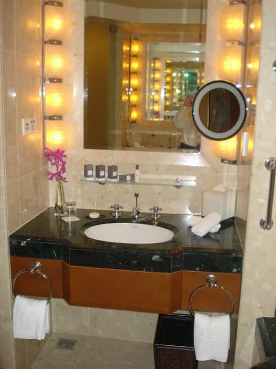 Badezimmer mit Infinity-Spiegeln Hotel The Peninsula Bangkok