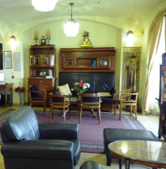 Hier sind alte Eichnmöbel, auch in den Zimmern, P  Hotel Mucha