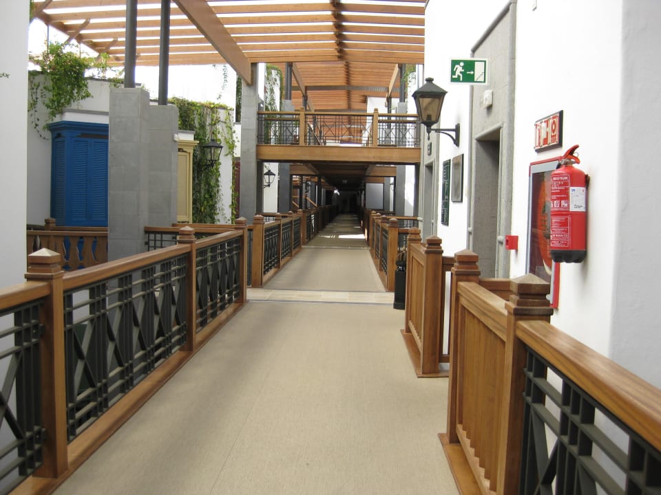 Der Gang zu den Zimmern bei Tag Princesa Yaiza Suite Hotel Resort