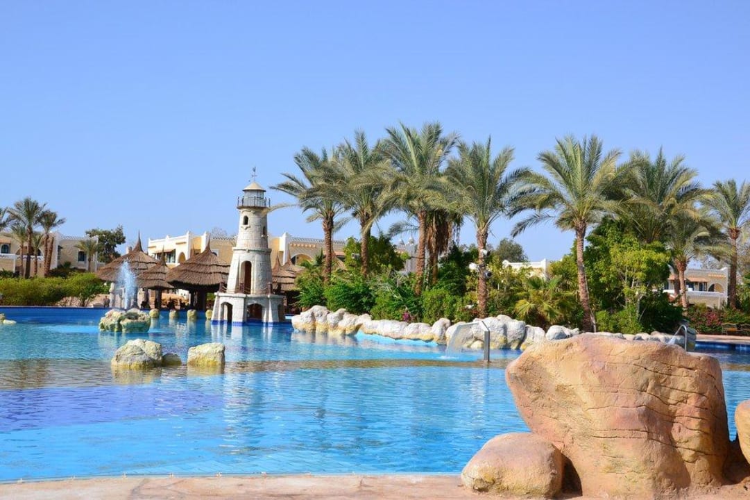 Basen ze sztuczną falą Hotel El Faraana Reef Resort